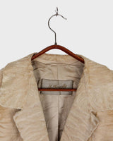 Bring some serious sass to your wardrobe with this fab vintage blazer! Crafted from real fur and showcasing 70s 80s flair, this beige spring blazer is the perfect mix of elegance and playfulness.