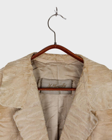Bring some serious sass to your wardrobe with this fab vintage blazer! Crafted from real fur and showcasing 70s 80s flair, this beige spring blazer is the perfect mix of elegance and playfulness.