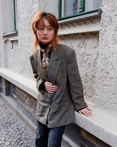 Step into spring with this vintage 80s olive green linen mix blazer, complete with shoulder pads and a grandpastyle washed out tartan/checkered pattern. This blazer is perfect for spring or summer nights with its thin fabric!