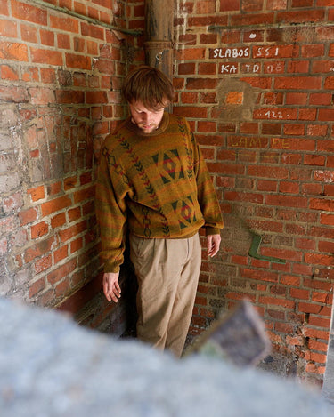 This vintage sweater has fall vibes written all over it, thanks to its alpaca and lambs wool mix in a cozy brown, mustard-yellow combo!