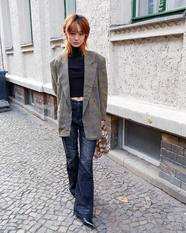 Step into spring with this vintage 80s olive green linen mix blazer, complete with shoulder pads and a grandpastyle washed out tartan/checkered pattern. This blazer is perfect for spring or summer nights with its thin fabric!