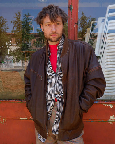 Your outerwear just got serious! Step out in some old-school vibes with this vintage Classic 80s / 90s brown bomber leather jacket.