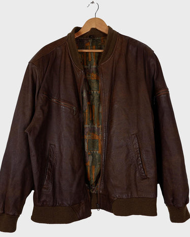 Your outerwear just got serious! Step out in some old-school vibes with this vintage Classic 80s / 90s brown bomber leather jacket.