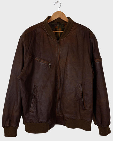 Your outerwear just got serious! Step out in some old-school vibes with this vintage Classic 80s / 90s brown bomber leather jacket.