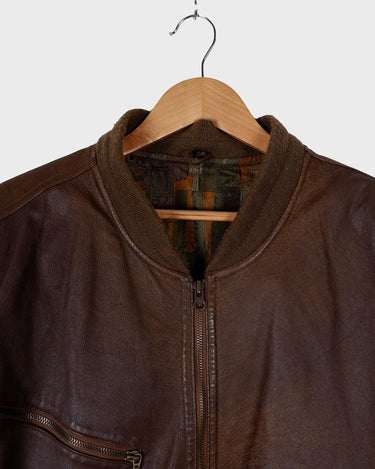 Your outerwear just got serious! Step out in some old-school vibes with this vintage Classic 80s / 90s brown bomber leather jacket.