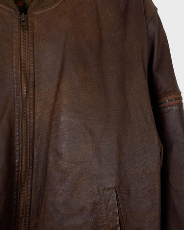 Your outerwear just got serious! Step out in some old-school vibes with this vintage Classic 80s / 90s brown bomber leather jacket.