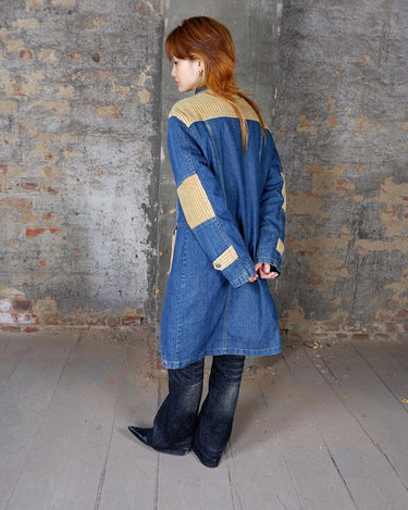 Introducing the ultimate vintage coat - a double lined denim and corduroy combo that will keep you warm and stylish! Perfect for sizes M to L and a must-have for any patchwork fabric lover. Don't miss out on this unique addition to your wardrobe!