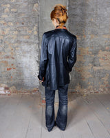 Bring some edge to your wardrobe with this lightweight and very thin vintage 80s black leather jacket - perfect for spring and summer nights! The brown accents add a touch of contrast, while the convenient zipper and press buttons allow for versatile styling. What are you waiting for?