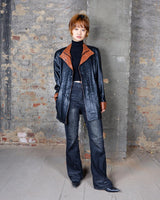 Bring some edge to your wardrobe with this lightweight and very thin vintage 80s black leather jacket - perfect for spring and summer nights! The brown accents add a touch of contrast, while the convenient zipper and press buttons allow for versatile styling. What are you waiting for?