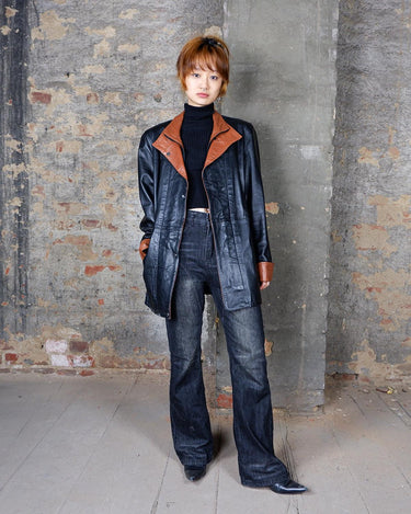 Bring some edge to your wardrobe with this lightweight and very thin vintage 80s black leather jacket - perfect for spring and summer nights! The brown accents add a touch of contrast, while the convenient zipper and press buttons allow for versatile styling. What are you waiting for?