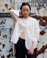 This Premium Hanro lace jacket is the perfect addition to your wardrobe for when you want something light, airy and a little extra dreamy! With a semi-transparent white / beige pattern, you're ready to go! So don't miss it!