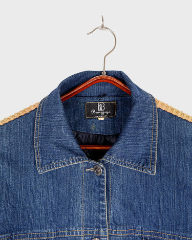 Introducing the ultimate vintage coat - a double lined denim and corduroy combo that will keep you warm and stylish! Perfect for sizes M to L and a must-have for any patchwork fabric lover. Don't miss out on this unique addition to your wardrobe!
