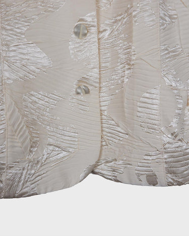 Experience the sparkle and shine of this vintage 80s white shimmering blazer! Ideal for spring and summer, this blazer will elevate any outfit. Its flattering fit and playful touch make it a must-have for adding vintage glam to your wardrobe.