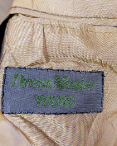 Step into spring with this vintage 80s olive green linen mix blazer, complete with shoulder pads and a grandpastyle washed out tartan/checkered pattern. This blazer is perfect for spring or summer nights with its thin fabric!