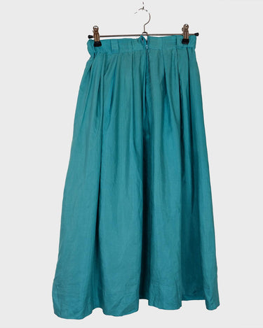 This is love at first sight. You'll fall for this vintage midi silk skirt in dreamy turquoise / light blue shading! Perfectly sized for XS. Please keep in mind that this skirt has some flaws such as rubbed material spot (last photo).