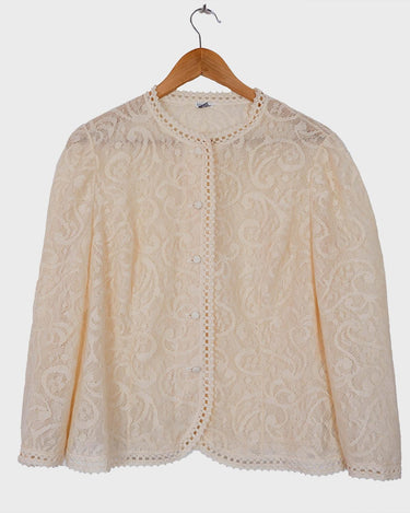 This Premium Hanro lace jacket is the perfect addition to your wardrobe for when you want something light, airy and a little extra dreamy! With a semi-transparent white / beige pattern, you're ready to go! So don't miss it!