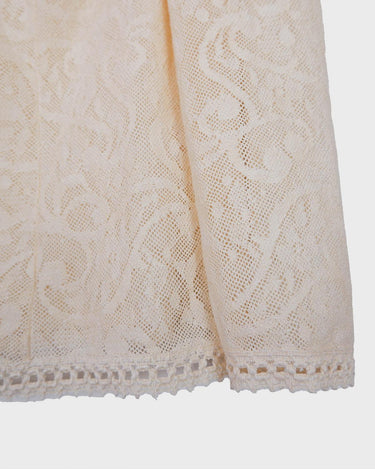 This Premium Hanro lace jacket is the perfect addition to your wardrobe for when you want something light, airy and a little extra dreamy! With a semi-transparent white / beige pattern, you're ready to go! So don't miss it!