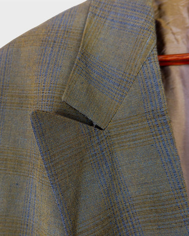 Step into spring with this vintage 80s olive green linen mix blazer, complete with shoulder pads and a grandpastyle washed out tartan/checkered pattern. This blazer is perfect for spring or summer nights with its thin fabric!
