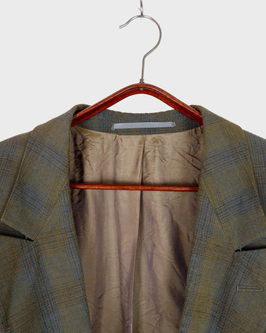 Step into spring with this vintage 80s olive green linen mix blazer, complete with shoulder pads and a grandpastyle washed out tartan/checkered pattern. This blazer is perfect for spring or summer nights with its thin fabric!