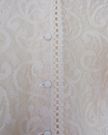 This Premium Hanro lace jacket is the perfect addition to your wardrobe for when you want something light, airy and a little extra dreamy! With a semi-transparent white / beige pattern, you're ready to go! So don't miss it!