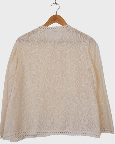 This Premium Hanro lace jacket is the perfect addition to your wardrobe for when you want something light, airy and a little extra dreamy! With a semi-transparent white / beige pattern, you're ready to go! So don't miss it!