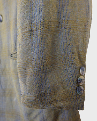 Step into spring with this vintage 80s olive green linen mix blazer, complete with shoulder pads and a grandpastyle washed out tartan/checkered pattern. This blazer is perfect for spring or summer nights with its thin fabric!