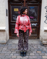 Add a touch of sparkle to your wardrobe with this premium vintage 80s red glitter lamb skin jacket (thin). The belted design offers a flattering fit, while the soft and supple leather provides luxurious comfort!