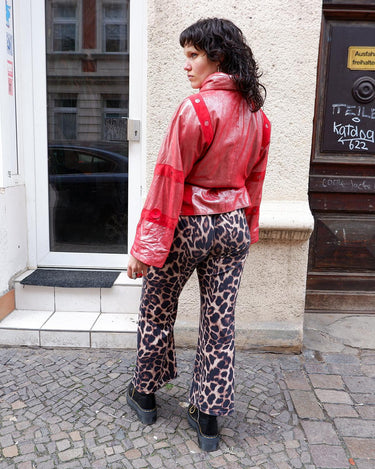 Add a touch of sparkle to your wardrobe with this premium vintage 80s red glitter lamb skin jacket (thin). The belted design offers a flattering fit, while the soft and supple leather provides luxurious comfort!