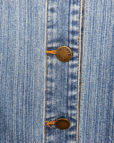 Introducing the perfect lightweight denim coat for spring/summer! Don't wait to snag this trendy piece that will make all your 90s dreams come true.