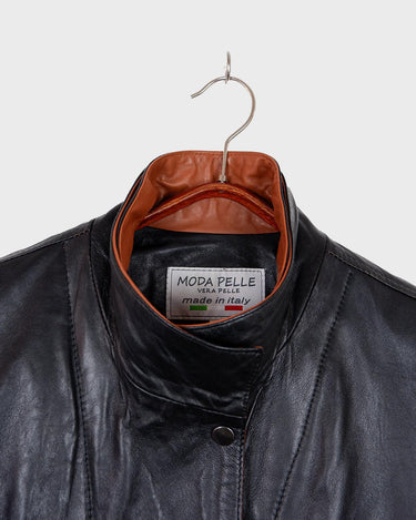 Bring some edge to your wardrobe with this lightweight and very thin vintage 80s black leather jacket - perfect for spring and summer nights! The brown accents add a touch of contrast, while the convenient zipper and press buttons allow for versatile styling. What are you waiting for?