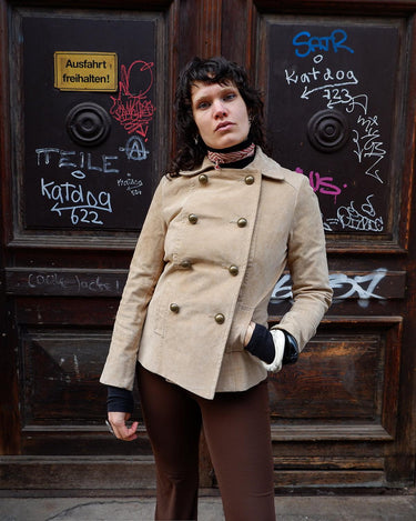 Introducing the y2k beige/cream brown Dino'z leather jacket! Complete with dark golden buttons and light shoulder pads, this jacket is just timeless! 