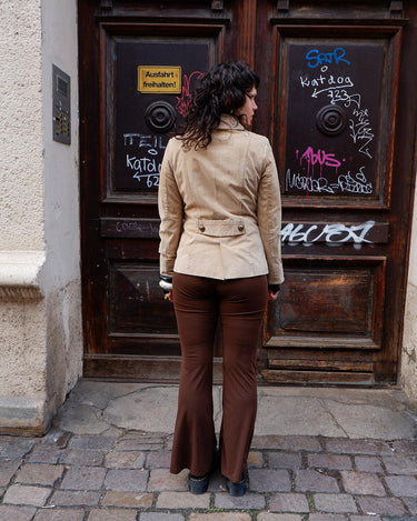 Introducing the y2k beige/cream brown Dino'z leather jacket! Complete with dark golden buttons and light shoulder pads, this jacket is just timeless! 