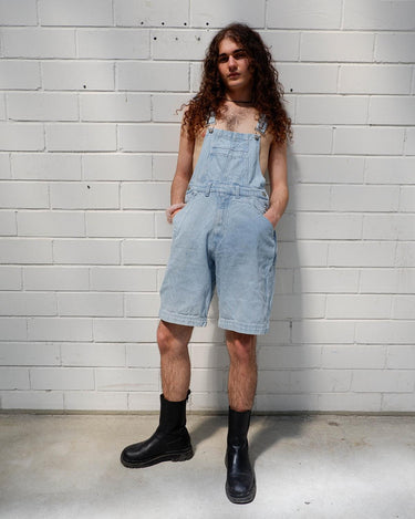 This vintage 90s denim blue dungaree is made for denim-lovers! An adjustable length gives you the freedom to style it however you want!