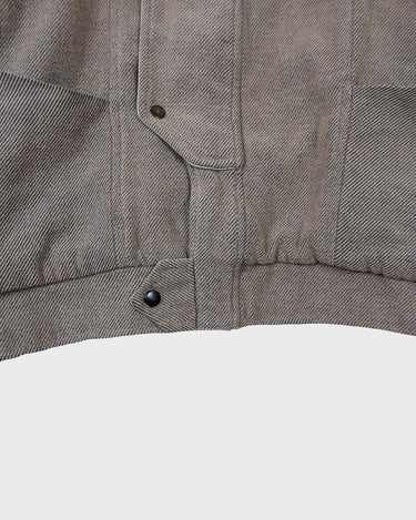 This vintage 80s grey wool jacket delivers effortless style with its bold, boxy fit and timeless design. Crafted from premium wool, it’s both warm and versatile for any occasion. A must-have for those who love classic fashion with a laid back vibe.