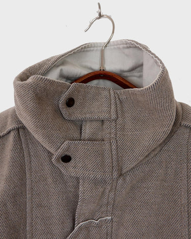 This vintage 80s grey wool jacket delivers effortless style with its bold, boxy fit and timeless design. Crafted from premium wool, it’s both warm and versatile for any occasion. A must-have for those who love classic fashion with a laid back vibe.