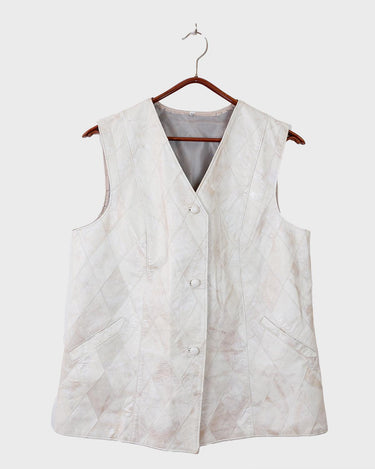 Ready for this 80s 90s vintage white diamond pattern leather vest? The light shimmer adds an an extra sparkle to any outfit.
