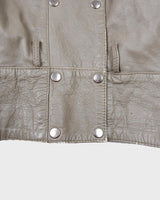 This Vintage 80s grey two row button leather jacket (thin material so perfect for spring) with its light brown undertone is a true timeless piece. From the two row button design to the leather material, this jacket is the perfect piece to embrace the classic look.