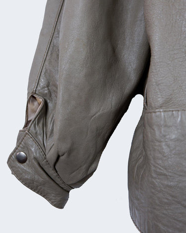 This Vintage 80s grey two row button leather jacket (thin material so perfect for spring) with its light brown undertone is a true timeless piece. From the two row button design to the leather material, this jacket is the perfect piece to embrace the classic look.