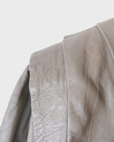 This Vintage 80s grey two row button leather jacket (thin material so perfect for spring) with its light brown undertone is a true timeless piece. From the two row button design to the leather material, this jacket is the perfect piece to embrace the classic look.