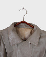 This Vintage 80s grey two row button leather jacket (thin material so perfect for spring) with its light brown undertone is a true timeless piece. From the two row button design to the leather material, this jacket is the perfect piece to embrace the classic look.