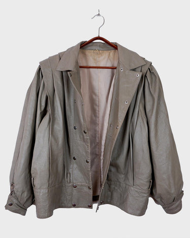 This Vintage 80s grey two row button leather jacket (thin material so perfect for spring) with its light brown undertone is a true timeless piece. From the two row button design to the leather material, this jacket is the perfect piece to embrace the classic look.