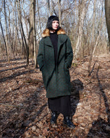 Experience true vintage elegance with this stunning green wool coat from the 70s/80s. Beautiful brown accents add a stylish touch, while the real fur collar adds a luxurious and statement-making element.