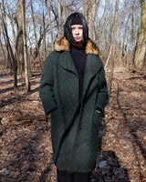 Experience true vintage elegance with this stunning green wool coat from the 70s/80s. Beautiful brown accents add a stylish touch, while the real fur collar adds a luxurious and statement-making element.