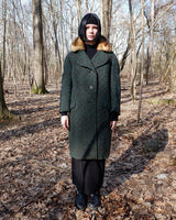 Experience true vintage elegance with this stunning green wool coat from the 70s/80s. Beautiful brown accents add a stylish touch, while the real fur collar adds a luxurious and statement-making element.