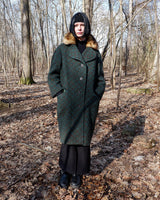 Experience true vintage elegance with this stunning green wool coat from the 70s/80s. Beautiful brown accents add a stylish touch, while the real fur collar adds a luxurious and statement-making element.