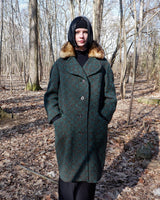 Experience true vintage elegance with this stunning green wool coat from the 70s/80s. Beautiful brown accents add a stylish touch, while the real fur collar adds a luxurious and statement-making element.