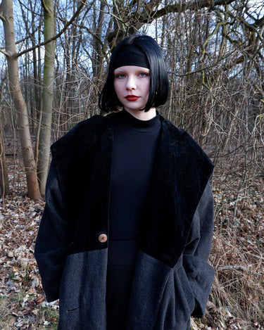 Add some edge to your wardrobe with this Vintage 80s/90s wool coat. The dark grey/black color combination and velvet hood give off a grunge vibe!