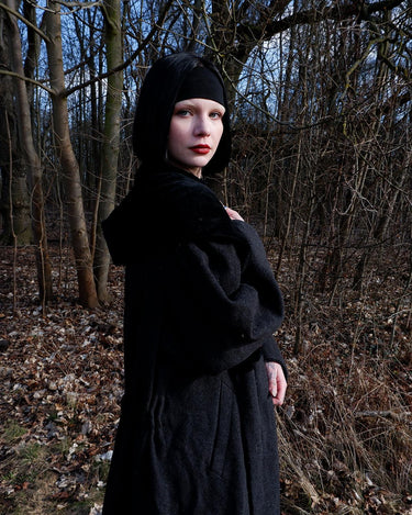 Add some edge to your wardrobe with this Vintage 80s/90s wool coat. The dark grey/black color combination and velvet hood give off a grunge vibe!