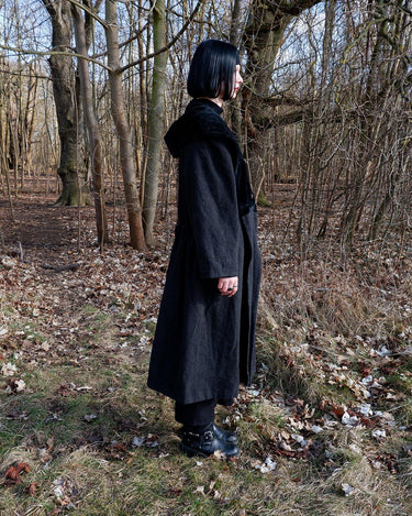 Add some edge to your wardrobe with this Vintage 80s/90s wool coat. The dark grey/black color combination and velvet hood give off a grunge vibe!