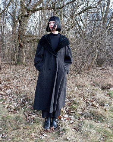 Add some edge to your wardrobe with this Vintage 80s/90s wool coat. The dark grey/black color combination and velvet hood give off a grunge vibe!
